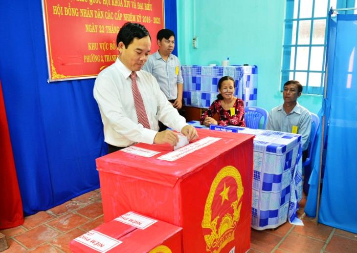 Lãnh đạo tỉnh tham gia bỏ phiếu bầu cử 